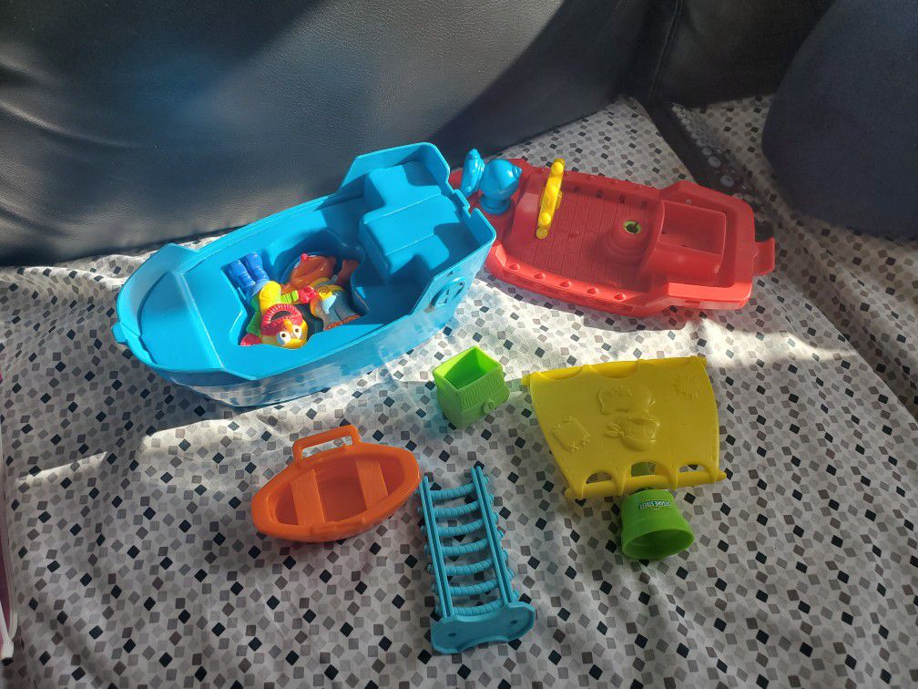 Elmo pirate ship with all pieces