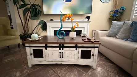 Pueblo white 2 sliding barn doors cocktail table in excellent condition