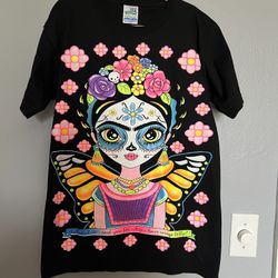 Frida Kahlo style tee, colorful butterfly wings, size Small