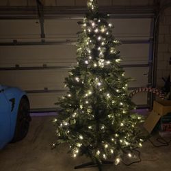 🎄 Beautiful 6.5 foot artificial Christmas tree in great condition ✅
