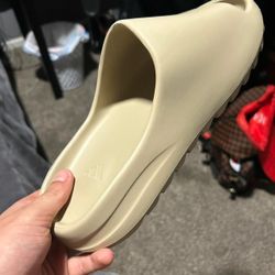 Yeezy slides cream color way size 8