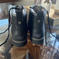 UGG  NEW  for boys size 3