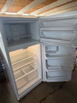 30” White Top-Freezer Refrigerator perfect conditions