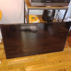 50 INCH 4K SMART TV / MODEL 50S421 W WALL MOUNTS