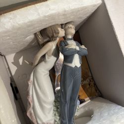 Lladro Figurine #5555, Let's Make Up by LLADRO