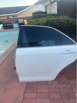 REAR LEFT DRIVER SIDE DOOR 2007-2011 TOYOTA CAMRY (WHITE COLOR).
