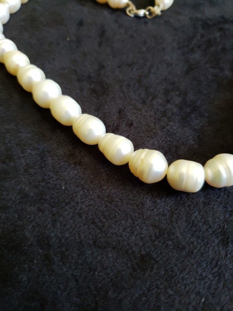 Faux Pearl Necklace/Choker