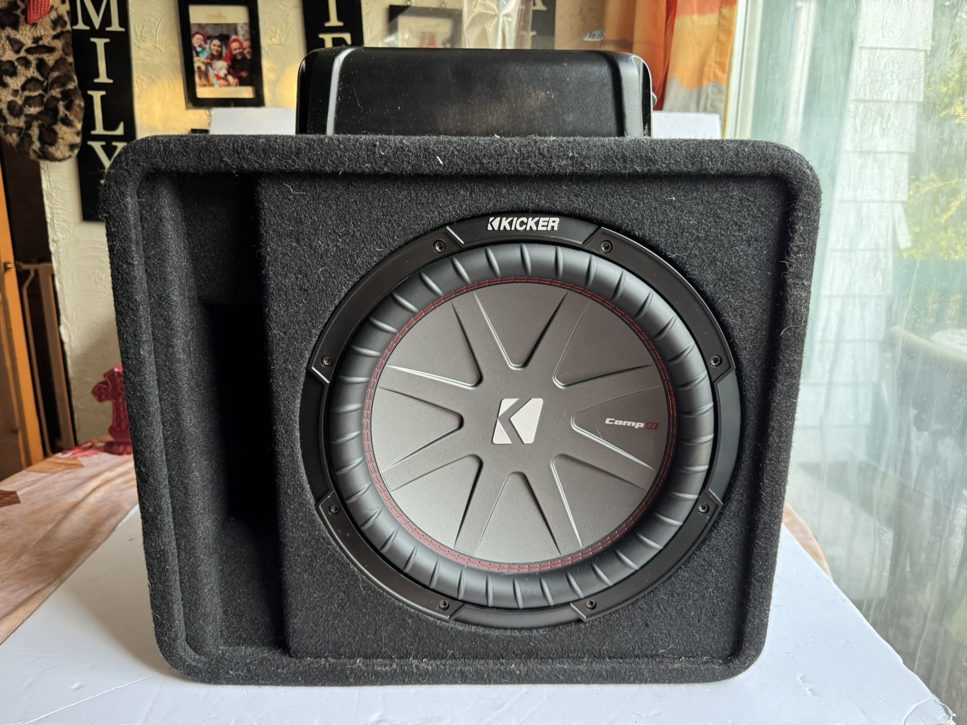 12"Kicker Comp R In kicker Ported box and Pioneer 800w Monoblock amp