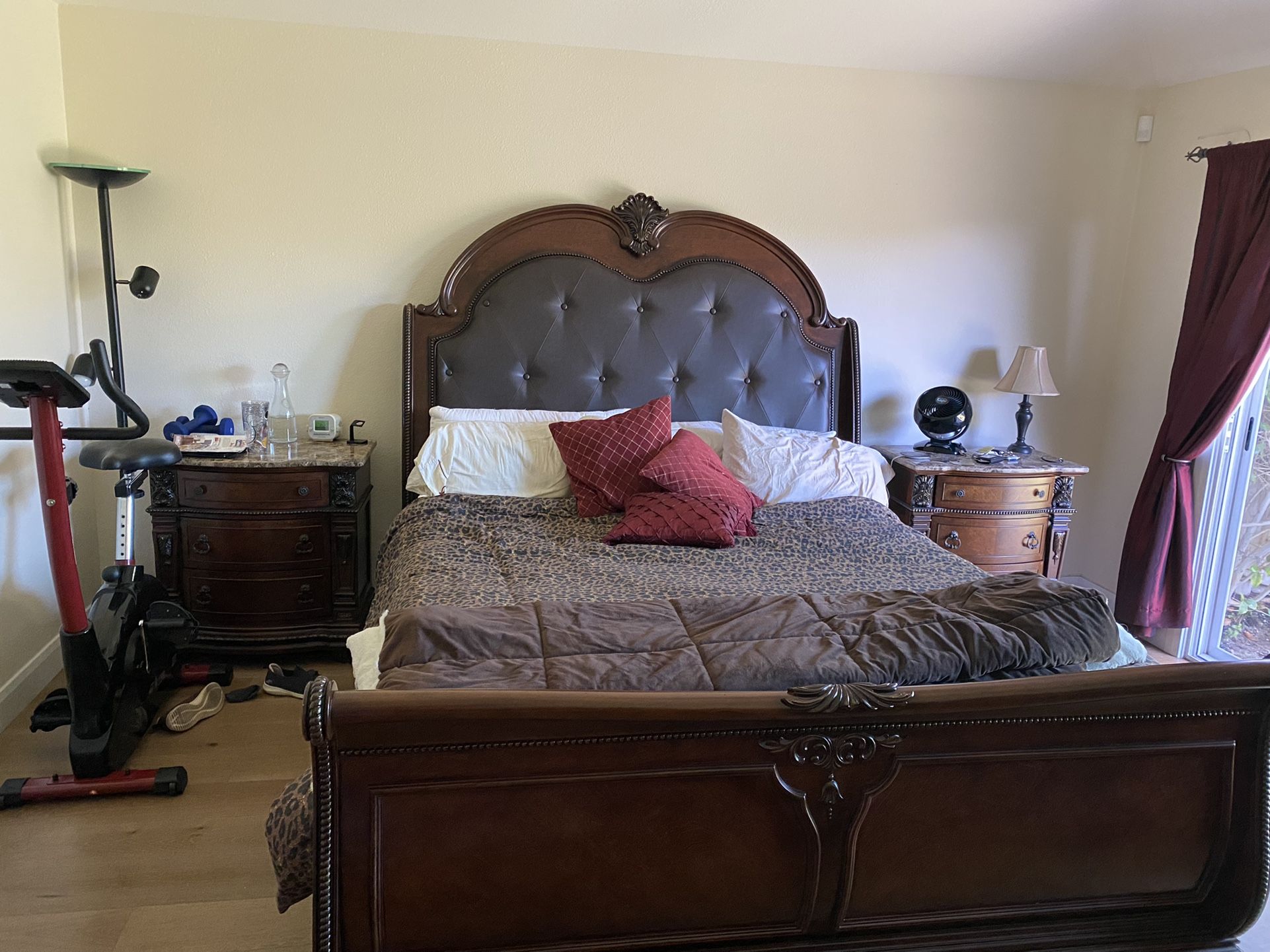 CA KIng bedroom Set - Beautiful , Like New 