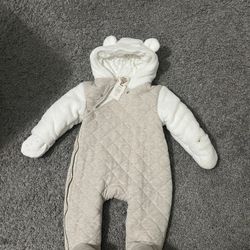6/9m Snow Suit Never Worn 