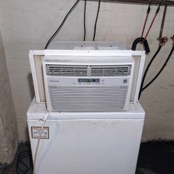 Air Conditioner Frigidaire 12,000 BTU (Like New)