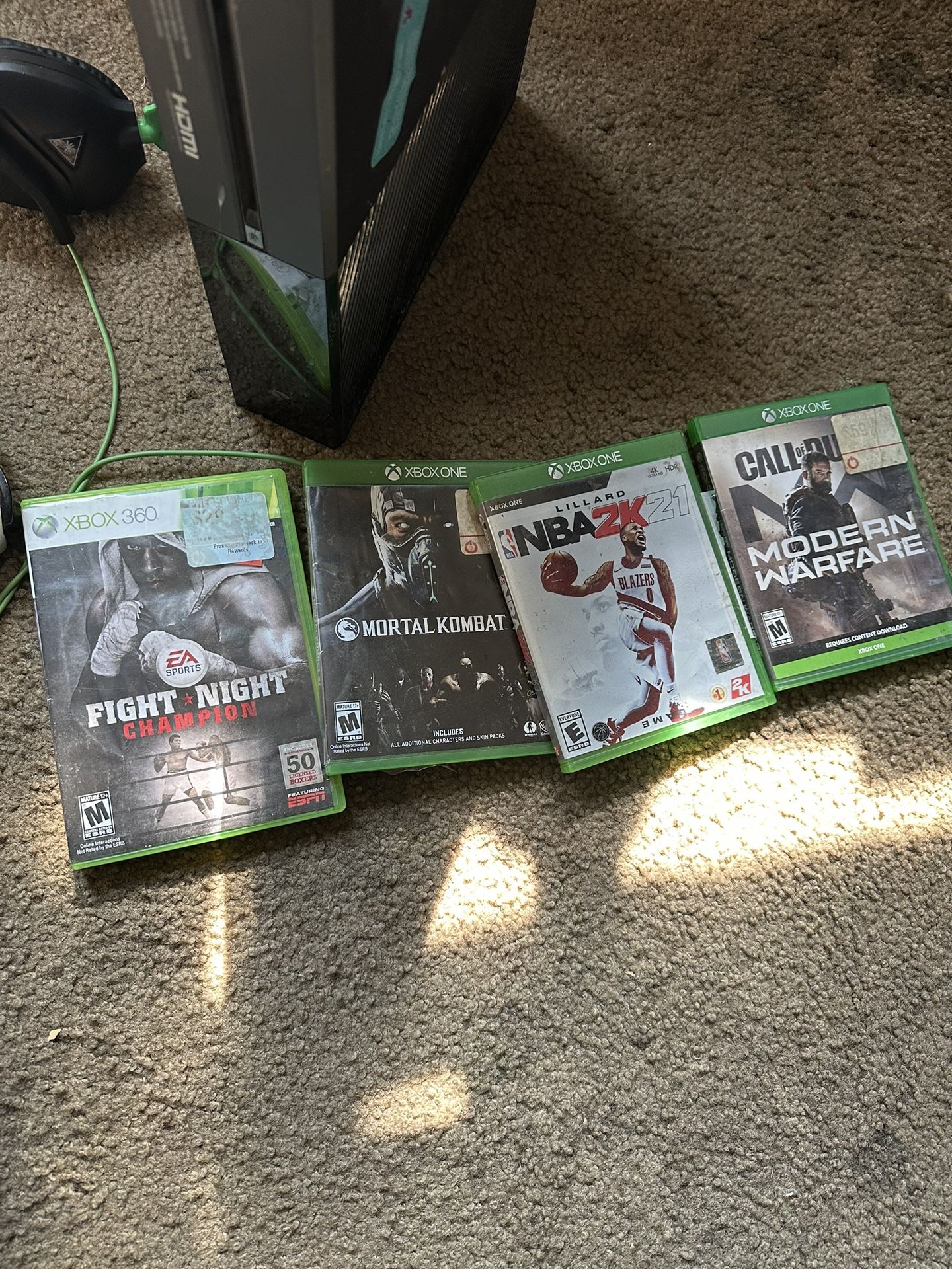 Xbox One (comes W/ Games / Headphones 