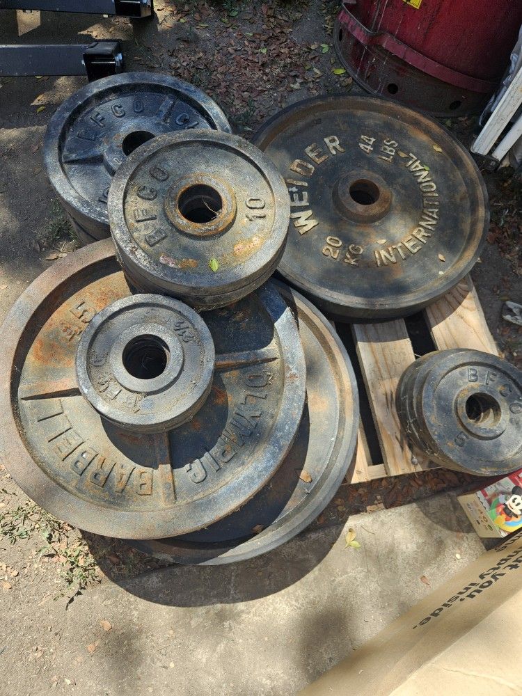 Weight Plates 45lbx2, 44lbx4, 25lbx4, 10lbx4, 5lbx4, 2 1/2lbx5 438.5 lbs total weight. Send me reasonable offers.