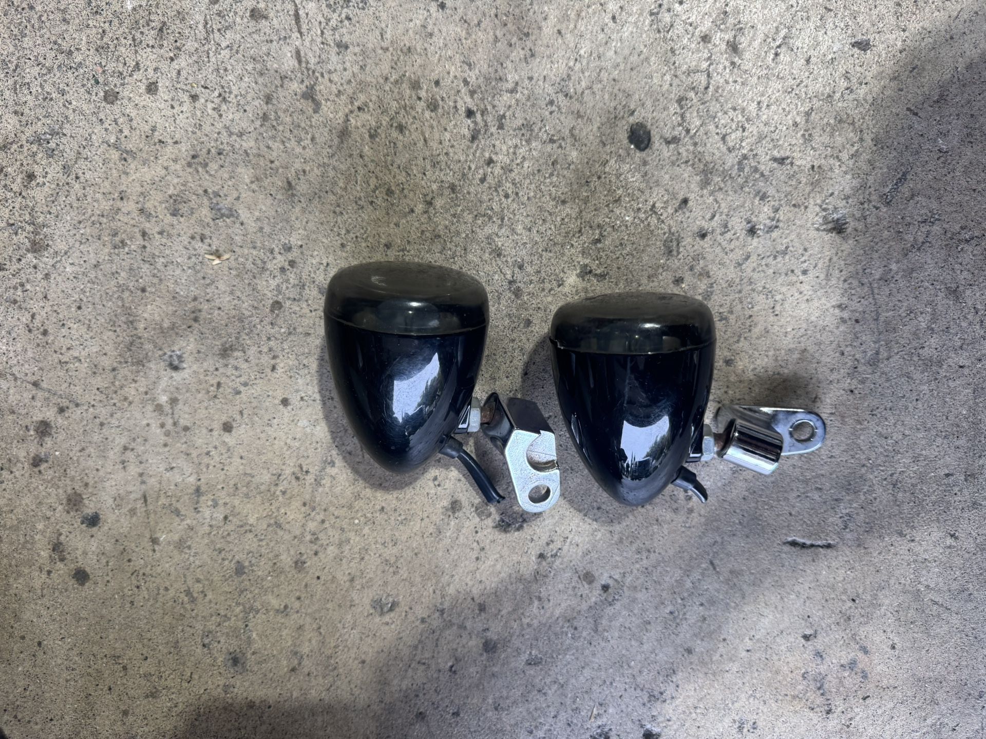 Genuine (Real) Harley Black Front Turn Signals w Mounts