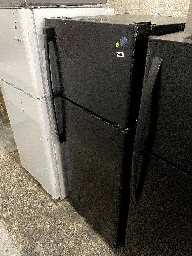 GE 28” top freezer Refrigerator black $450
