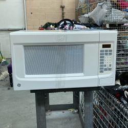 Ge – 1.4 Cu. Feet. Countertop Microwave With Sensor.