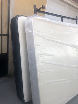 Metal bed frame w/ queen box spring