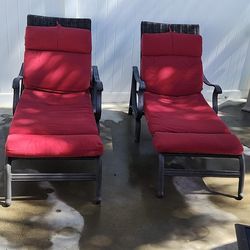 2 lounge chairs with pads