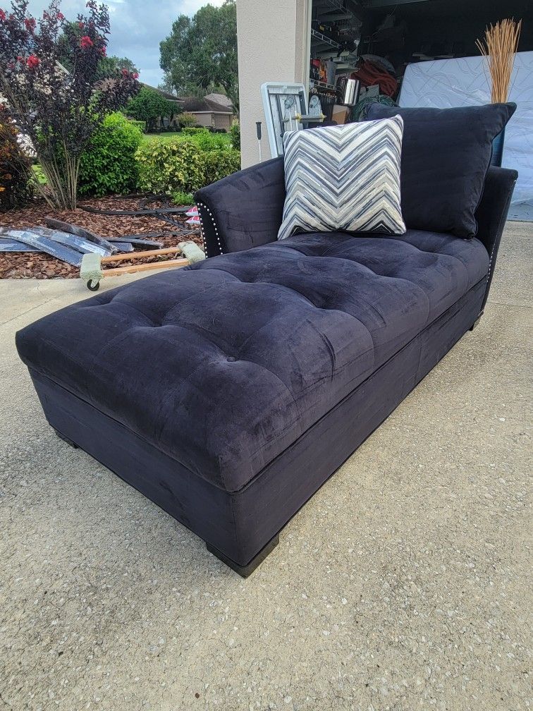 Like New Rooms-To-Go Black Tufted Chaise