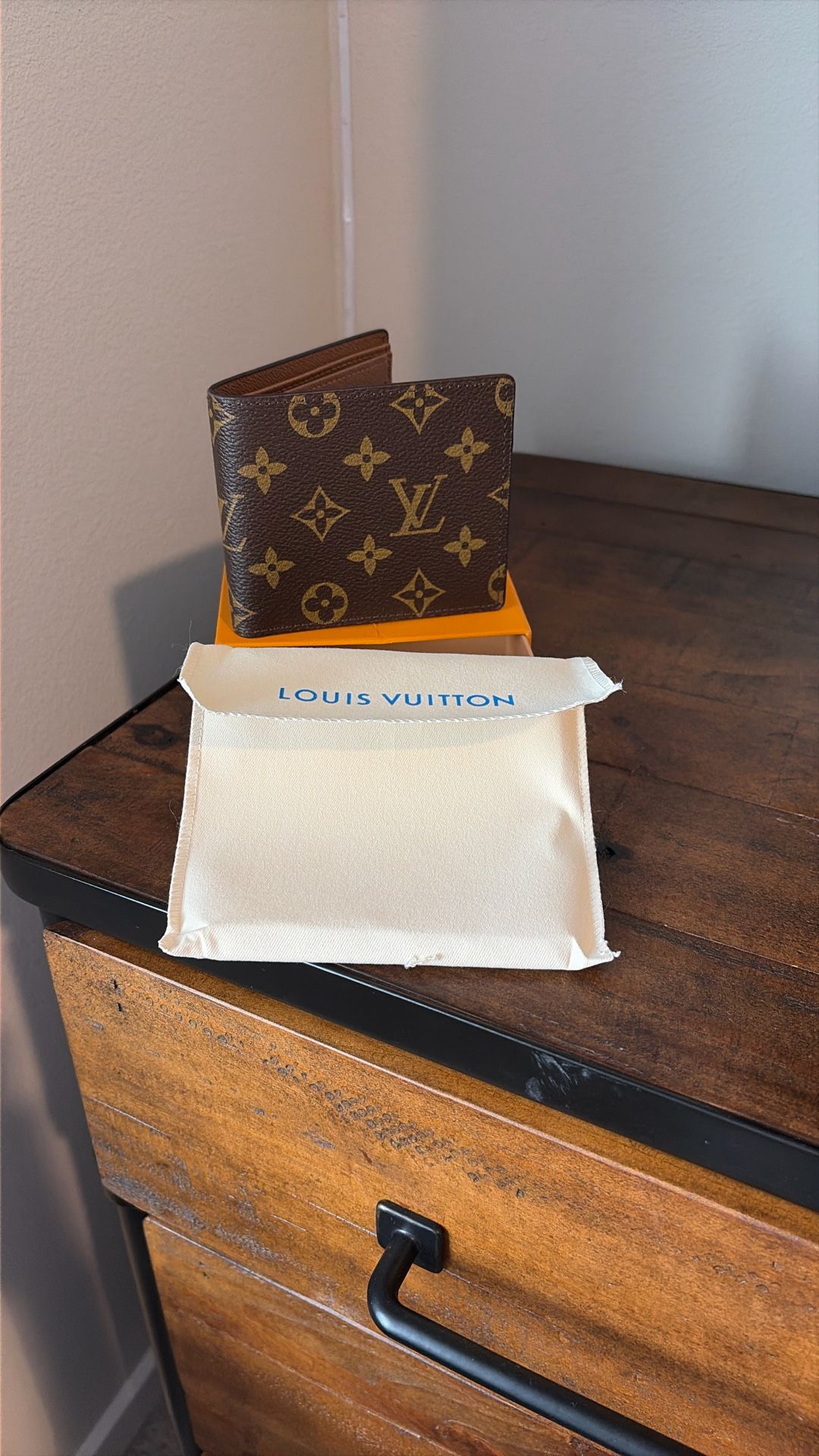 Luis Vuitton Wallet (Damaged Box)