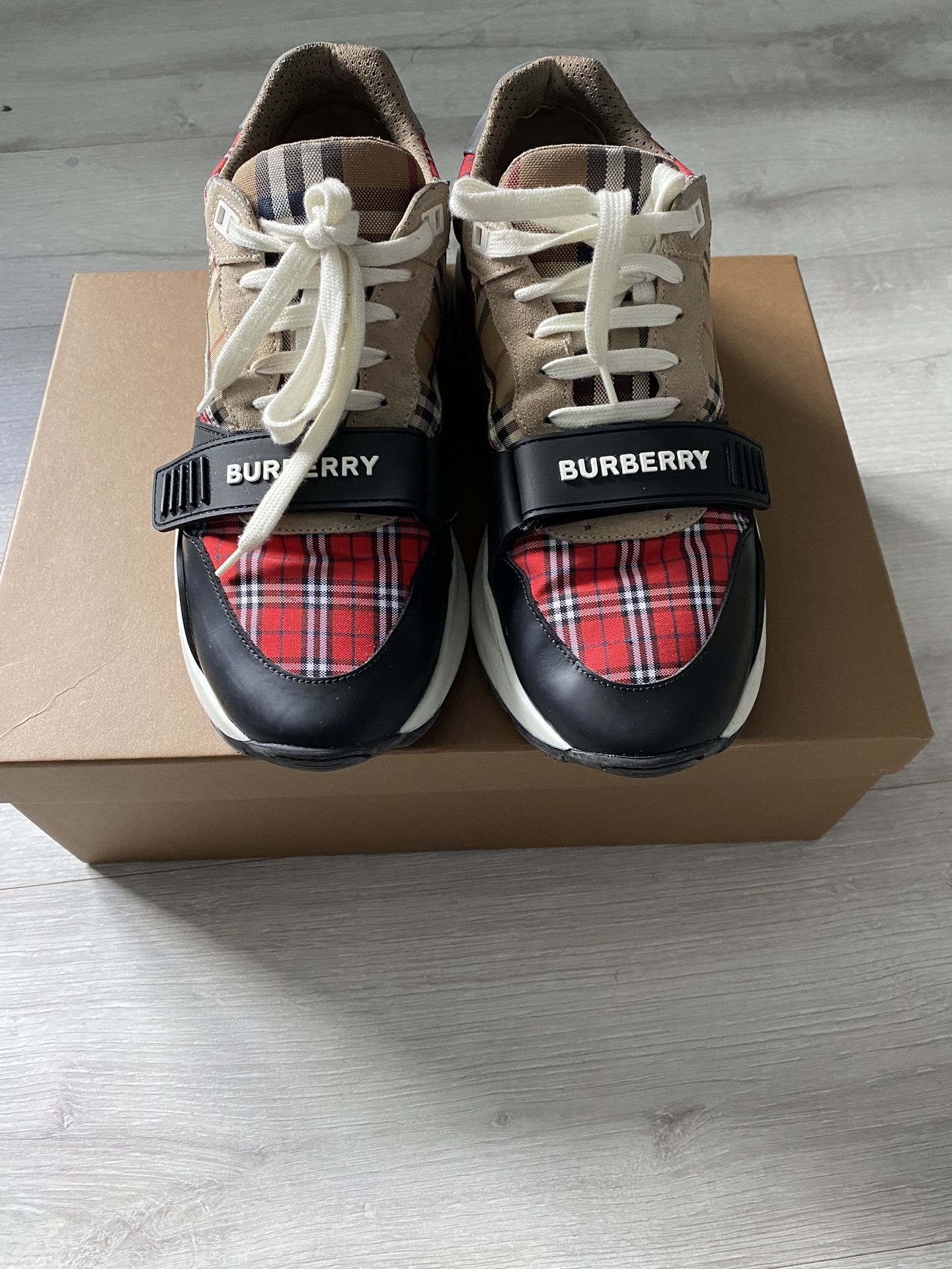 Men Burberry Sneakers Size 42 Low