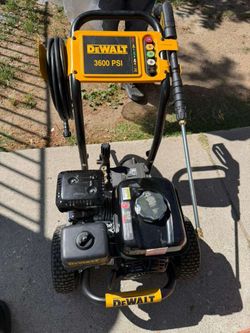 Dewalt 3600 PSI 2.5 GPM Cold Water Gas Professional Pressure Washer with HONDA GX200 Engine.