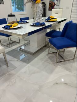 Beautiful like new 6 person dining table