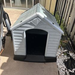 Dog House. Plastic 
