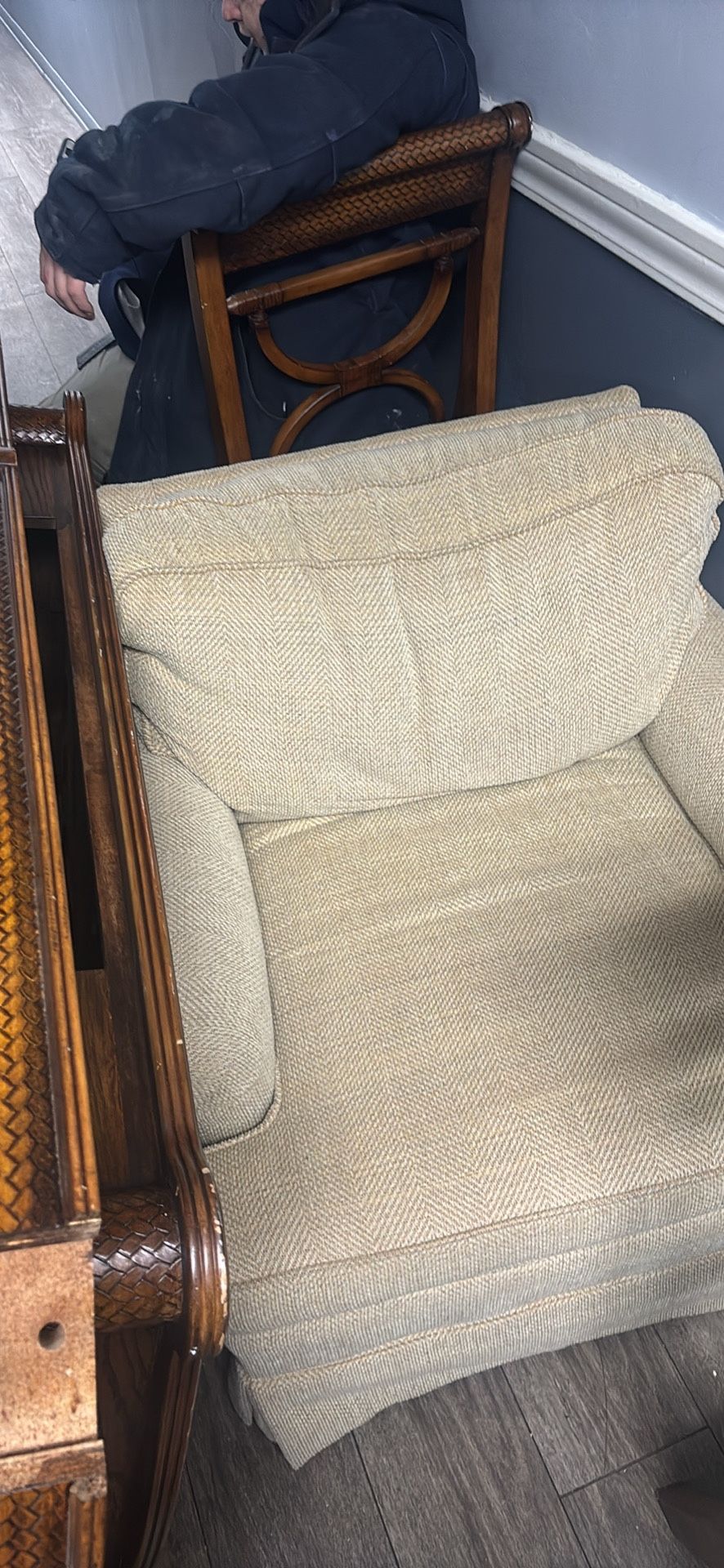 BOTH CHAIRS AND COUCH MUST GO IM MOVING FRIDAY