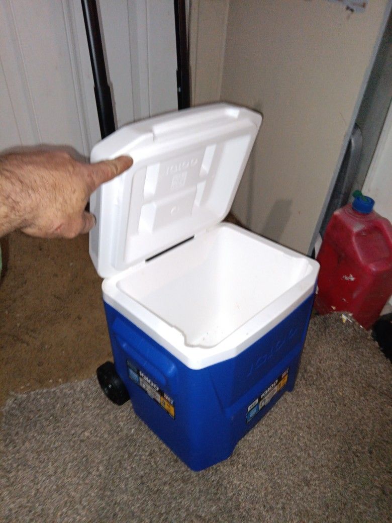 Igloo Locking Telescoping Handle Wheeled Cooler
