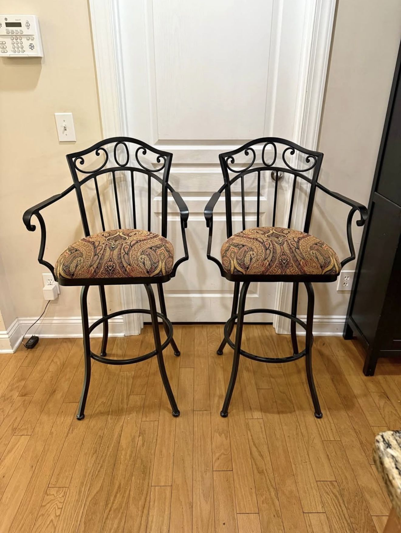 TEMPO Pair of Swivel Bar Stools, 31” Seat Height (Very good condition) PICK IP IN CORNELIUS