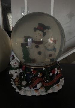 Musical snow globe