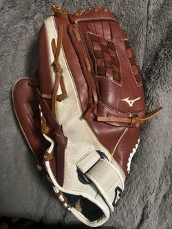 Left-Handed Throw Mizuno Supreme Fast Pitch Softball Glove
