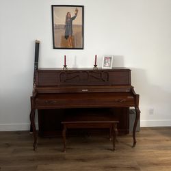 Beautiful Baldwin upright piano in very good condition.