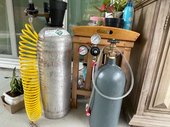 2 co2 tanks 1 full and regulators and air hoses