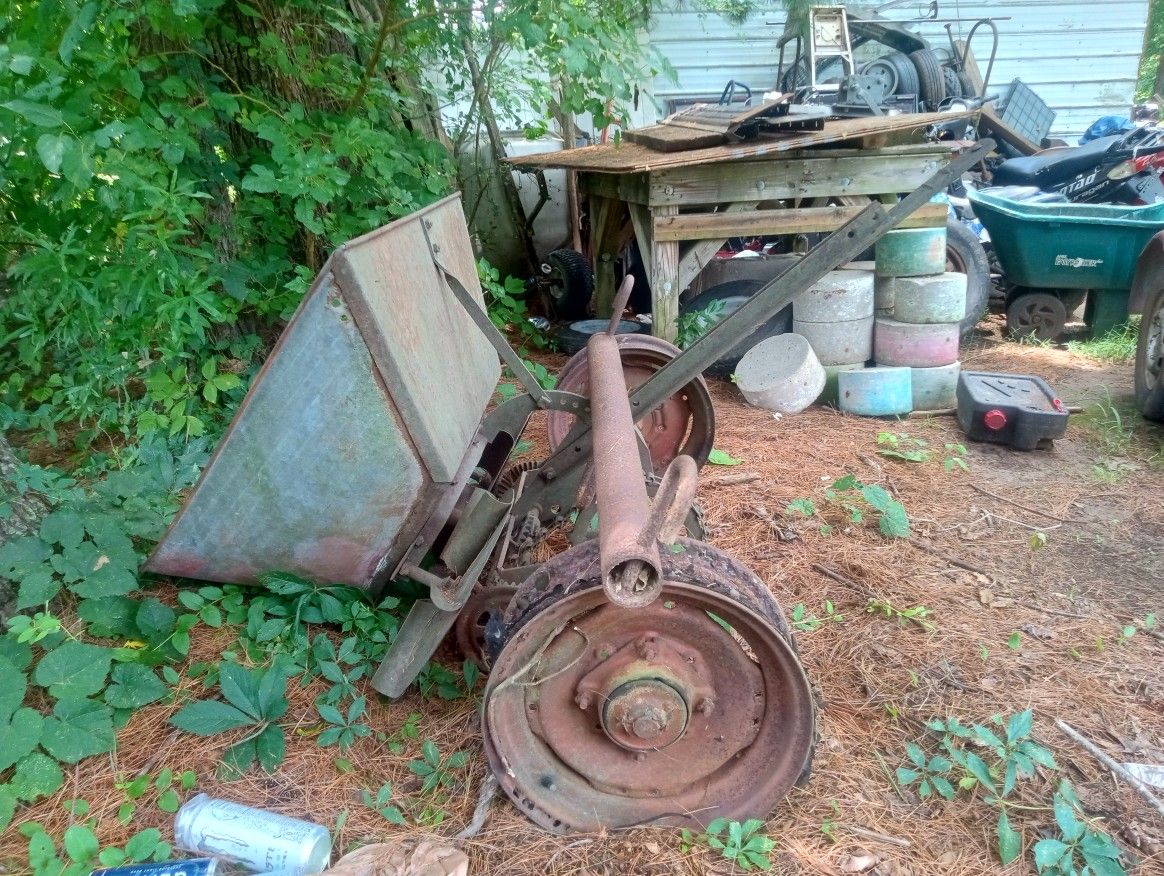 Old Spreader An Mule Tow Bar Idk 🤣. Asking 100$ For Both