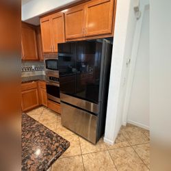 2025 French Door Refrigerator, Like New, Stainless Steel with Ice Maker – San Ramon, CA