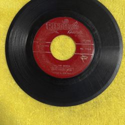 This item is a vintage 45 RPM vinyl record titled "In The Mood" by Ernie Field's Orchestra, released on the Rendezvous Records label. 