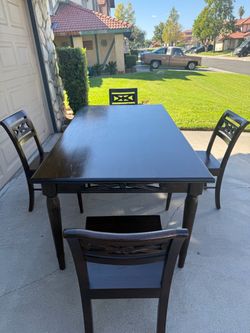 Dining Table With  4 Chair  (Like New)OBO