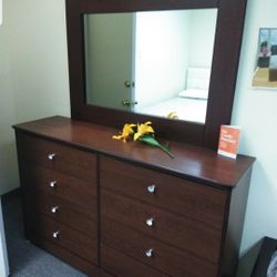 Dresser With Mirror