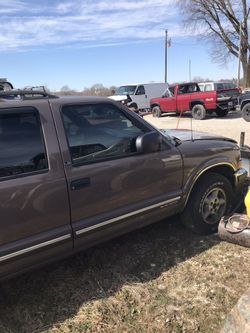 99 blazer 4wd selling parts . Many nice body parts