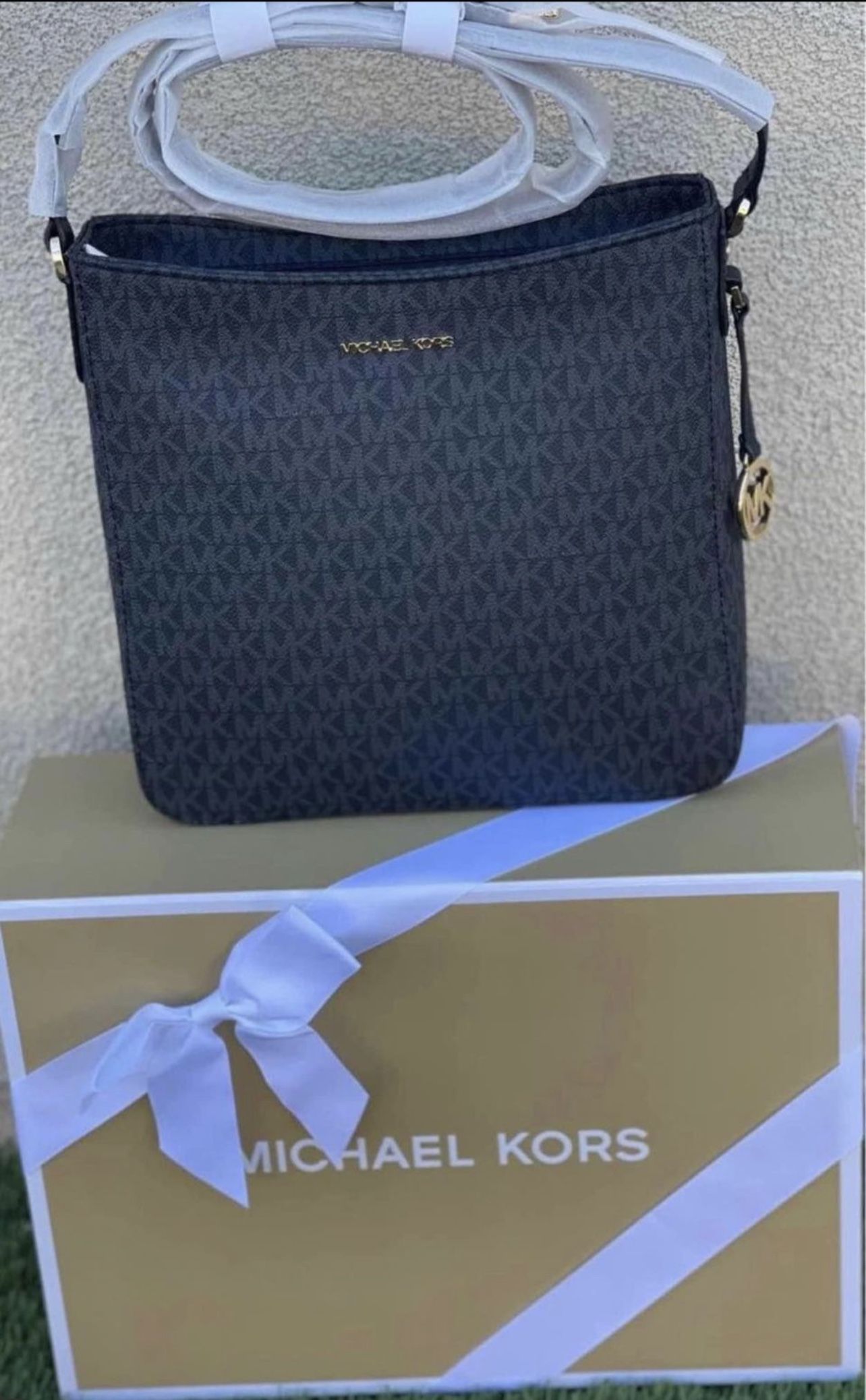 Michael Kors Jet Set Travel Large Logo Messenger Bag, New In Gift Box/Nueva en Caja de Regalo