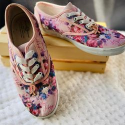 Especial Edition  Size 8 Floral Canvas Shoes 