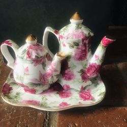 Teapot Victoria s Salt And Pepper Shakers