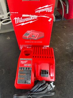 Milwaukee Battery Charger 🔌