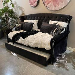 Scarlett Upholstered Tufted Twin Daybed With Trundle