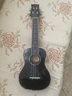 Mitchell MU75BK Concert Ukulele Black (Negotiable)