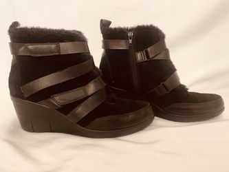 Women’s black aersoles, super comfortable, boots, booties, shoes sz 10 with platform wedge. Super lightweight