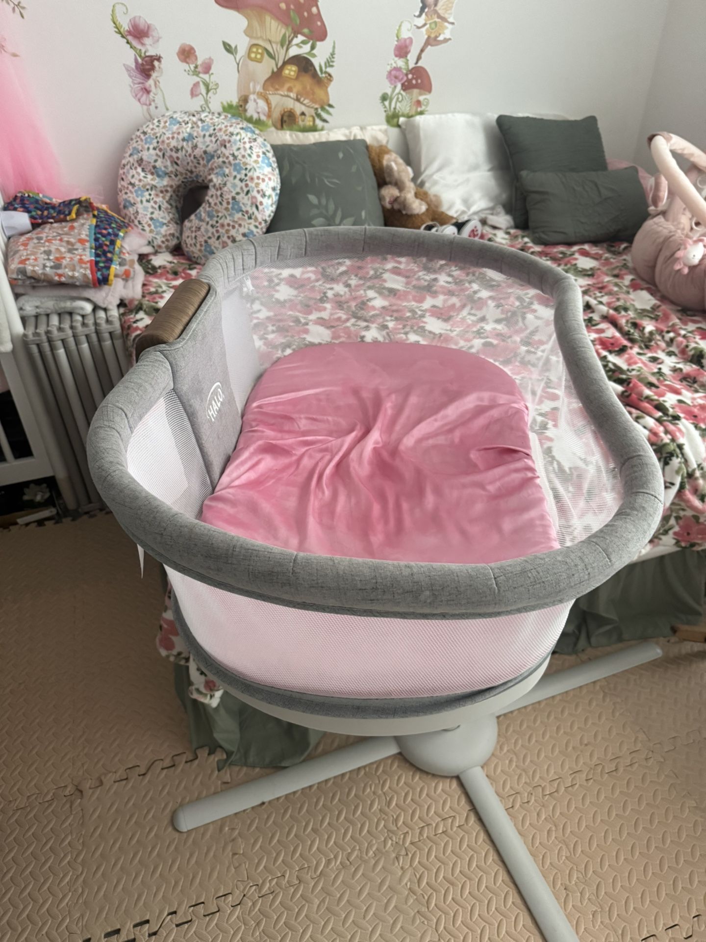 Halo BassiNest Luxe Swivel Sleeper (excellent Condition)