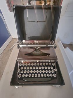 Royal Type Writer 1930-40 Everything Functional Absolutely Nothing Wrong Except The Caring Case Little Banged Up